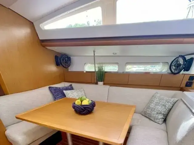 Jeanneau 44 Deck Saloon