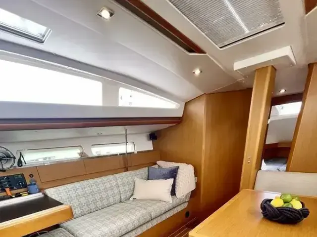 Jeanneau 44 Deck Saloon