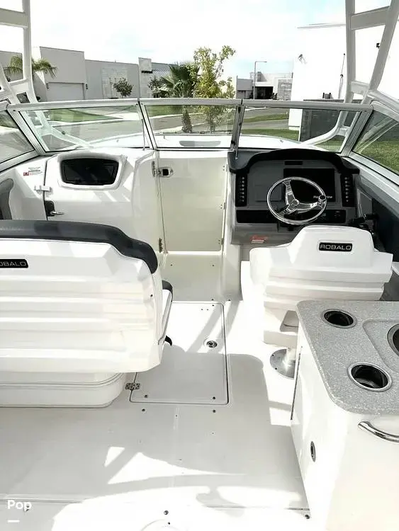 2019 Robalo r247