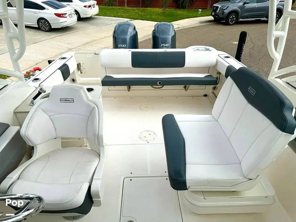 2019 Robalo r247