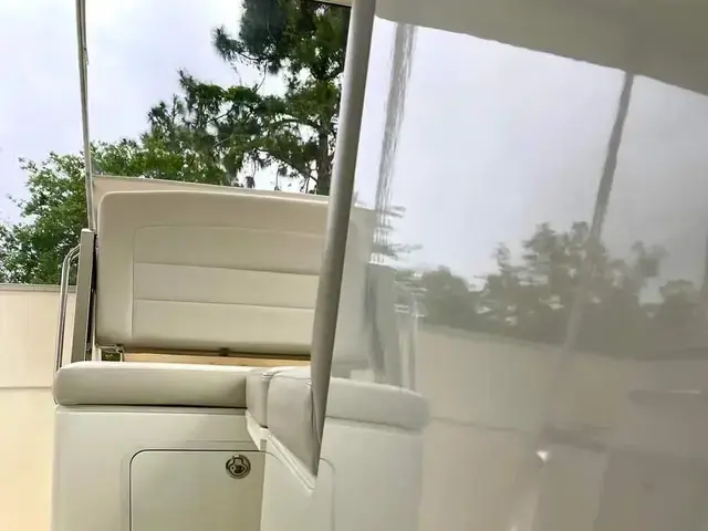 Boston Whaler Defiance 34