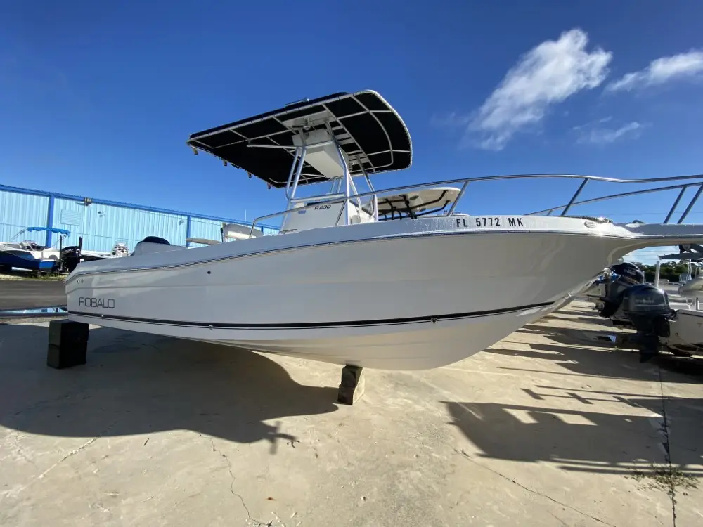 2004 Robalo r230