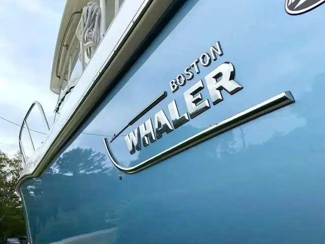 Boston Whaler Defiance 34