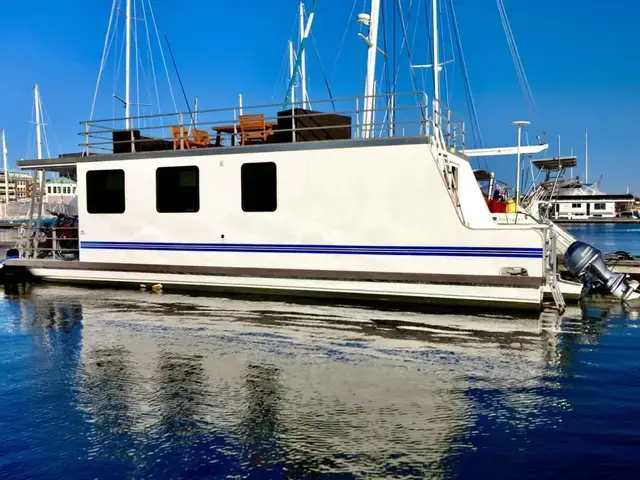 Catamaran Cruisers Houseboat