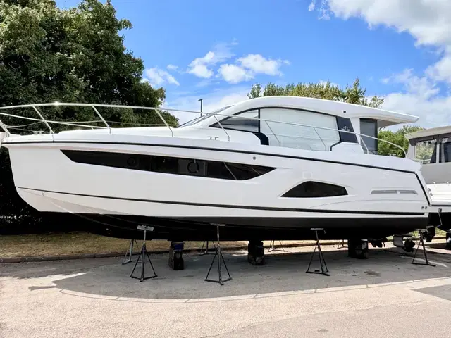 Sealine C 390