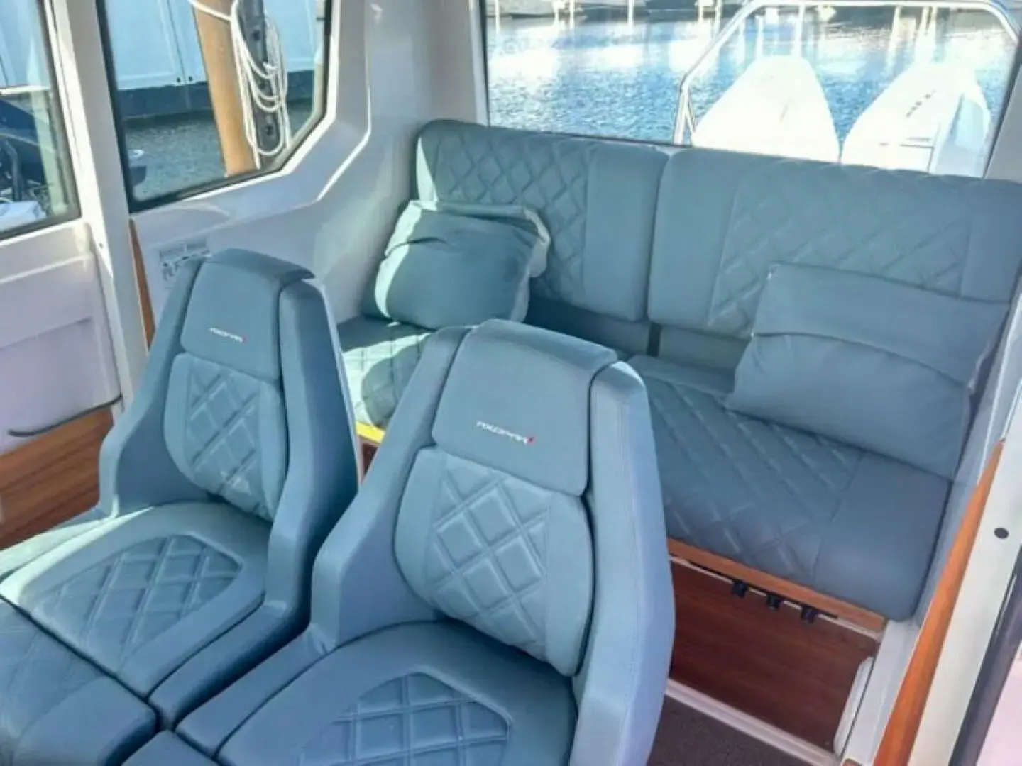 2022 Axopar 28 cabin