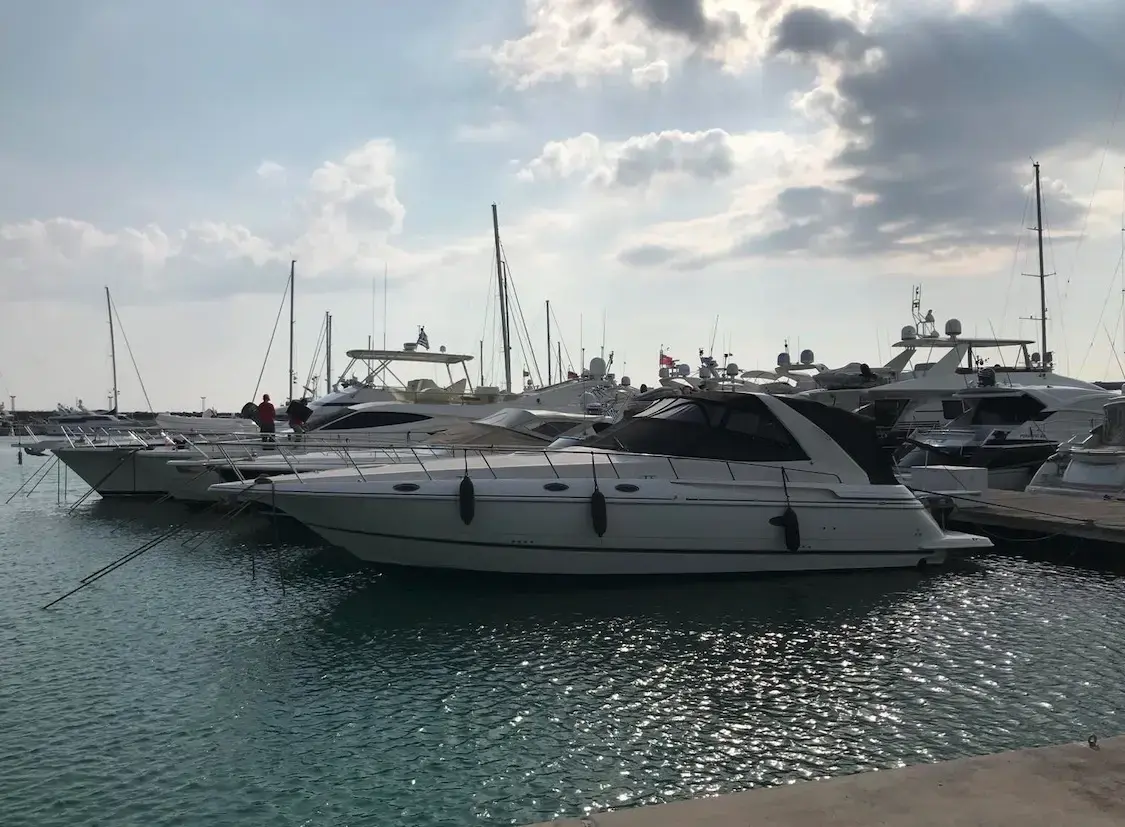 2000 Cruisers yachts 4270 express