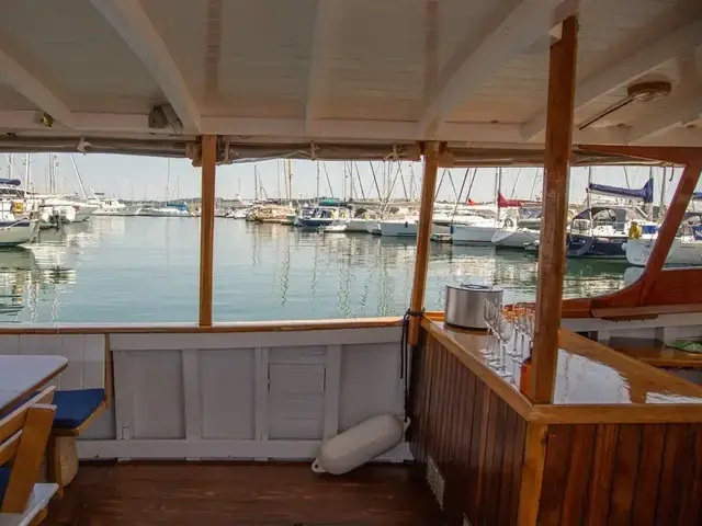 Classic Commercial Dining Charter Vessel