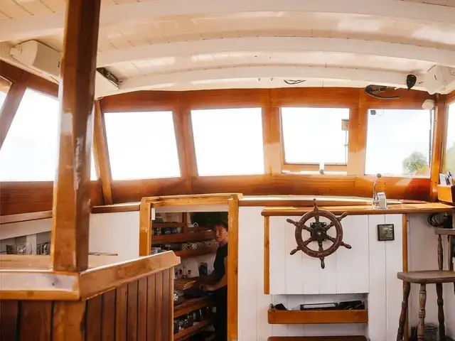 Classic Commercial Dining Charter Vessel