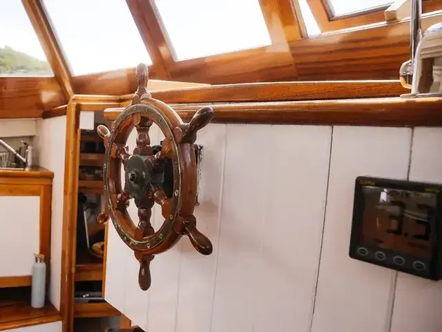 Classic Commercial Dining Charter Vessel