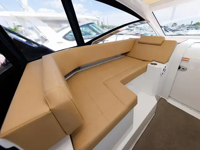 Cruisers Yachts 39