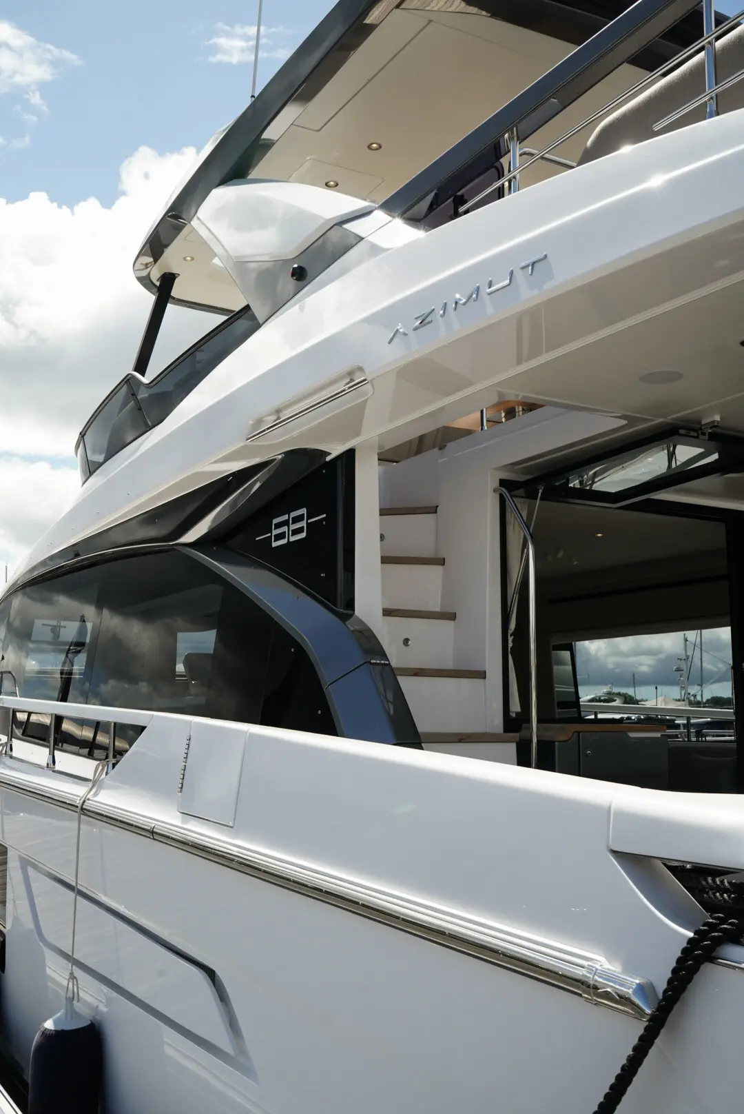 2024 Azimut 68 flybridge