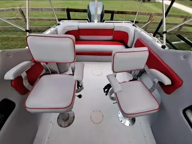 Boston Whaler Temptation 2200