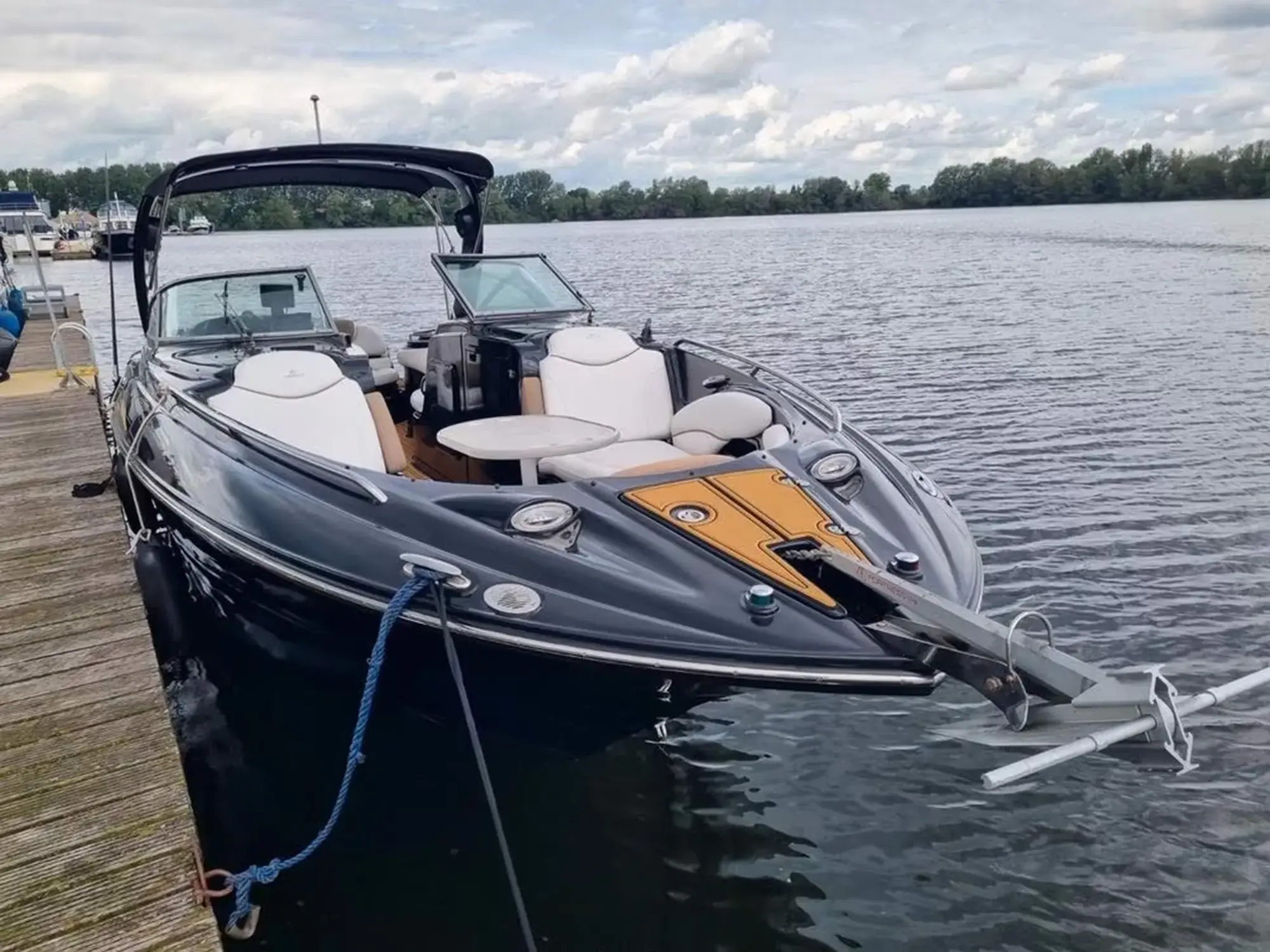 2006 Crownline 320 bowrider black