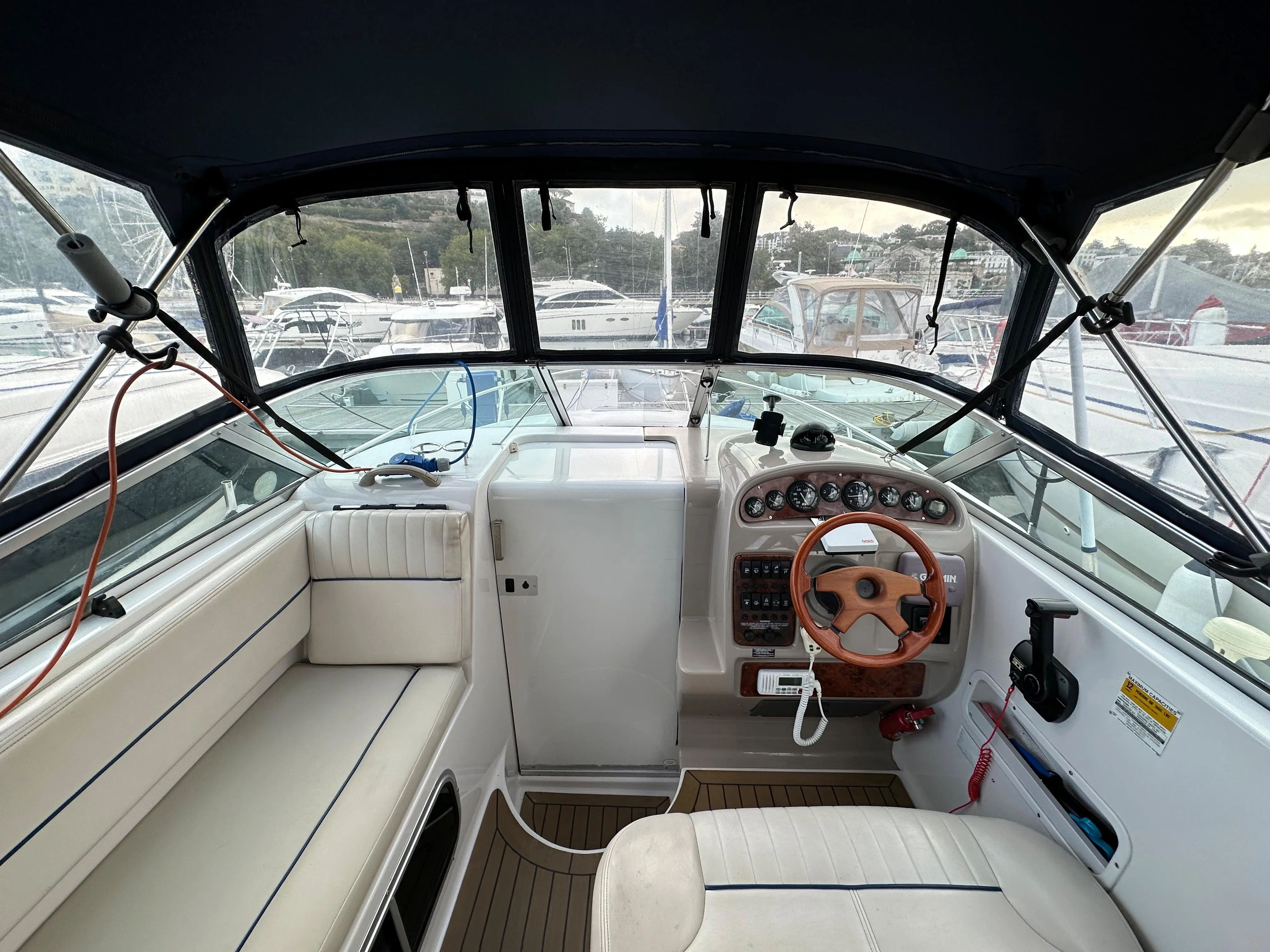 1998 Chaparral 240 signature cruiser