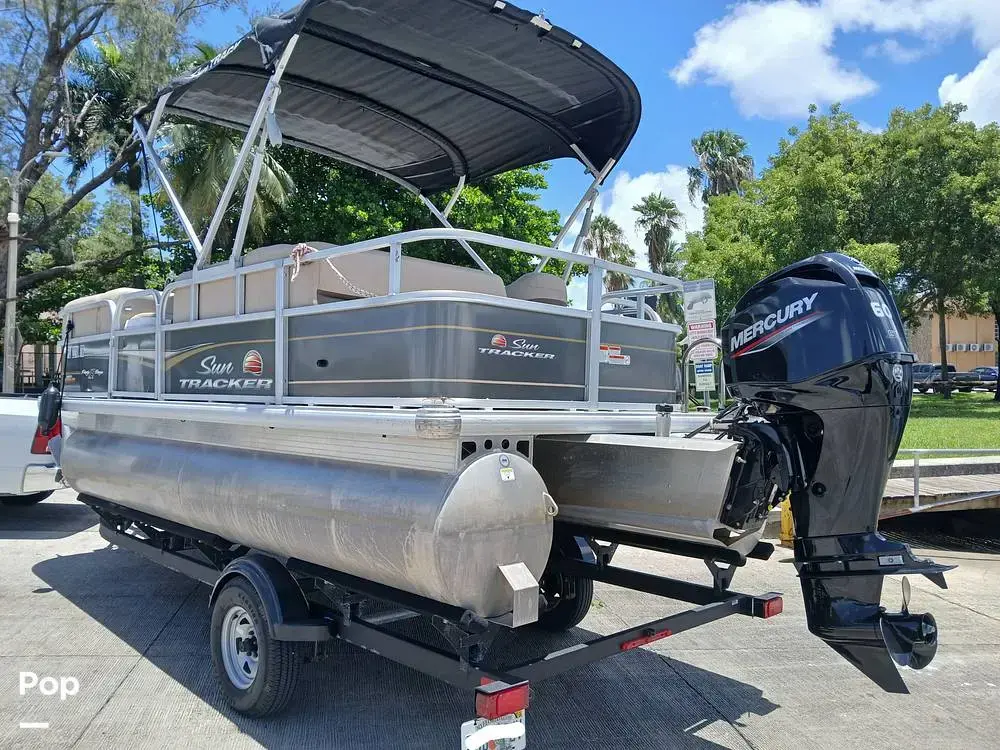 2023 Sun Tracker party barge 18 dlx