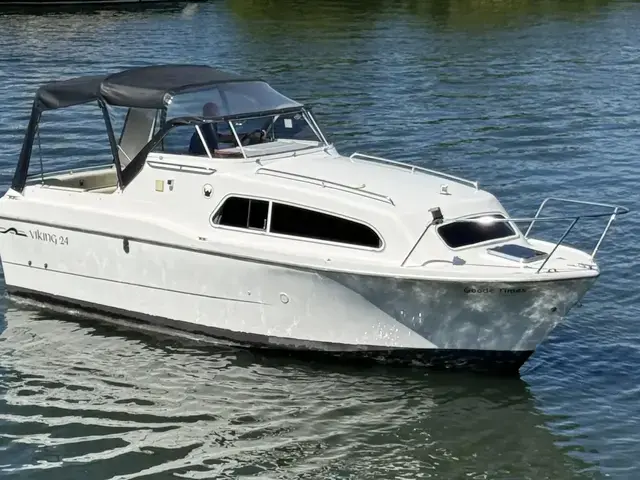 Viking 24 Cockpit Cruiser