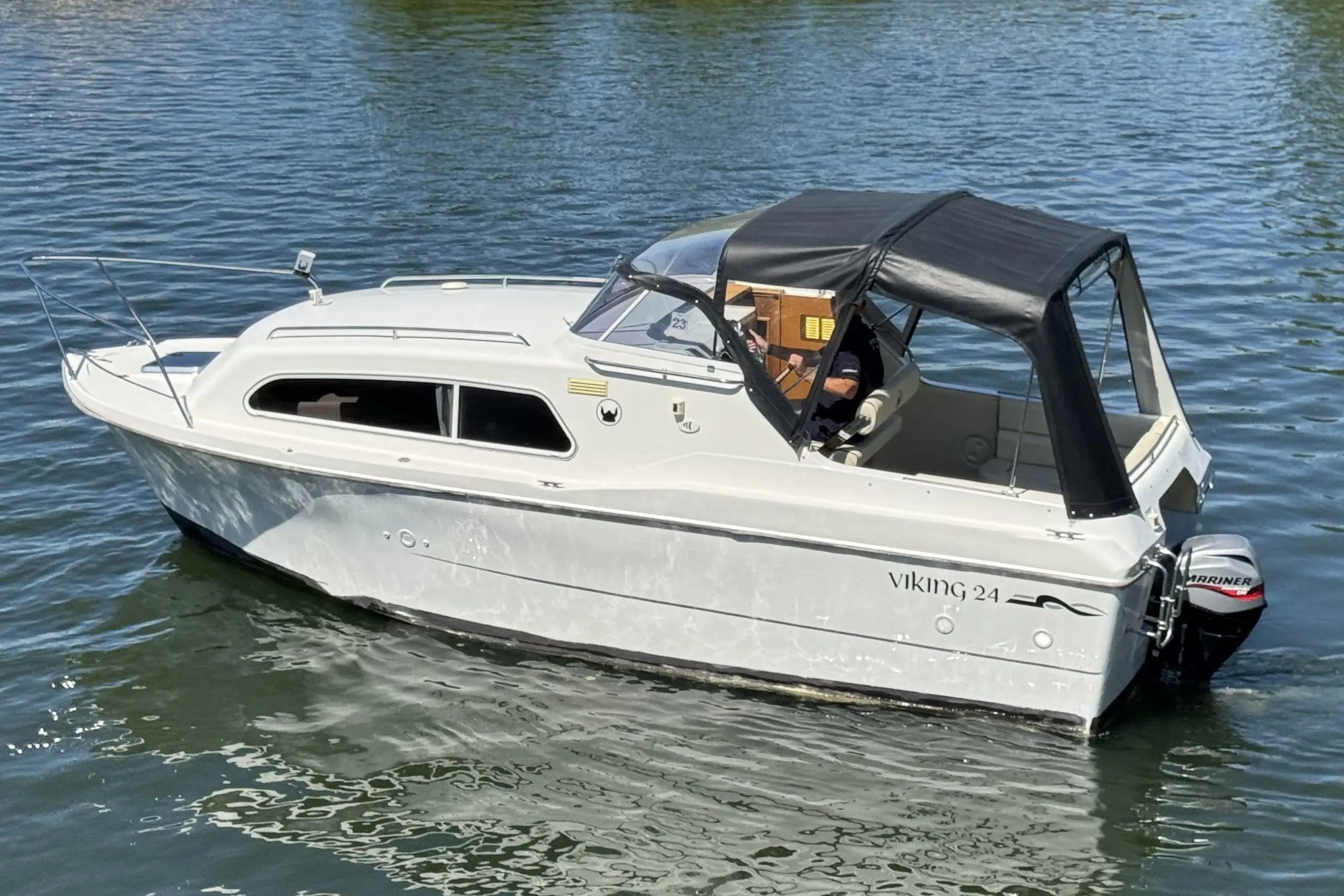 2017 Viking 24 cockpit cruiser