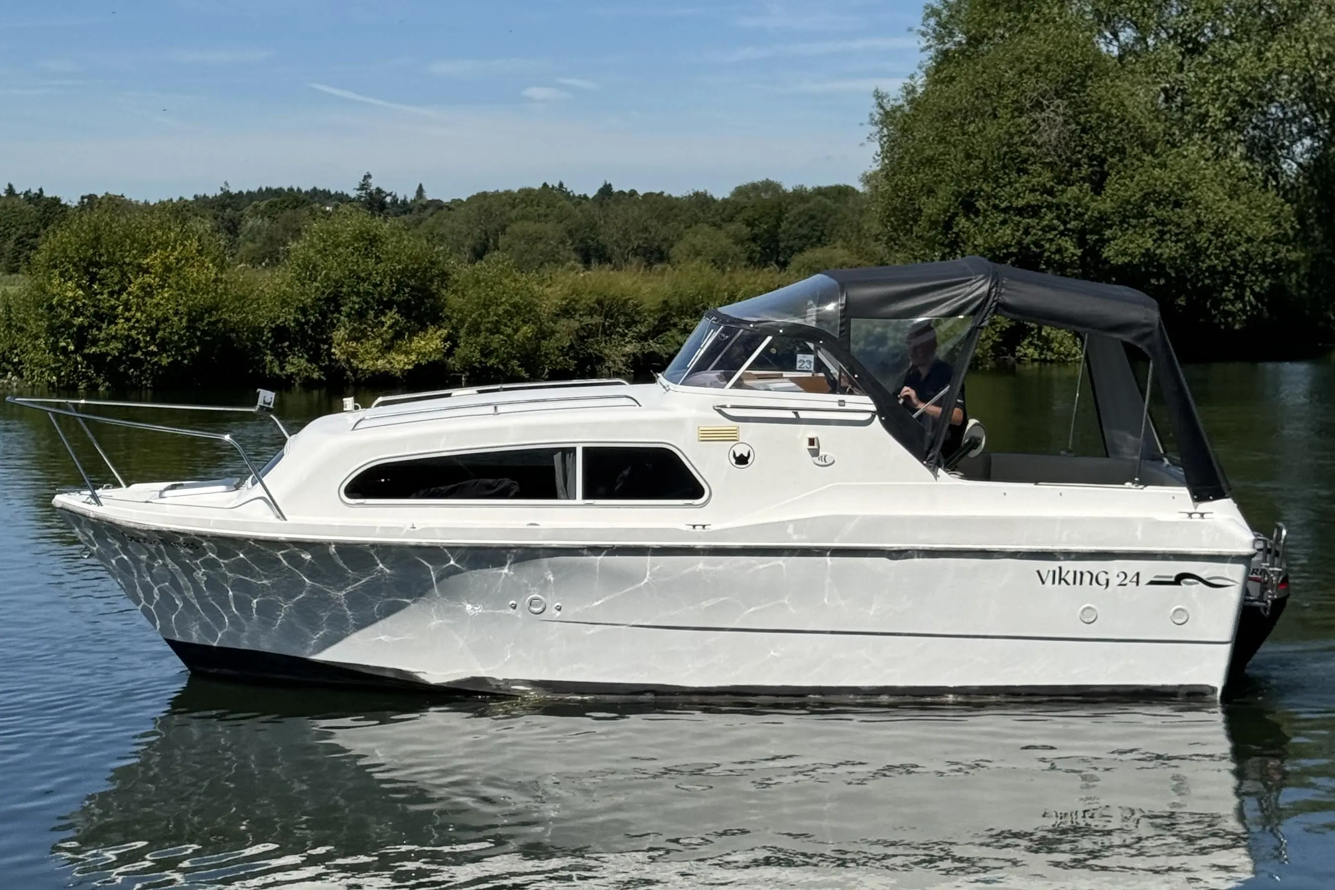 2017 Viking 24 cockpit cruiser