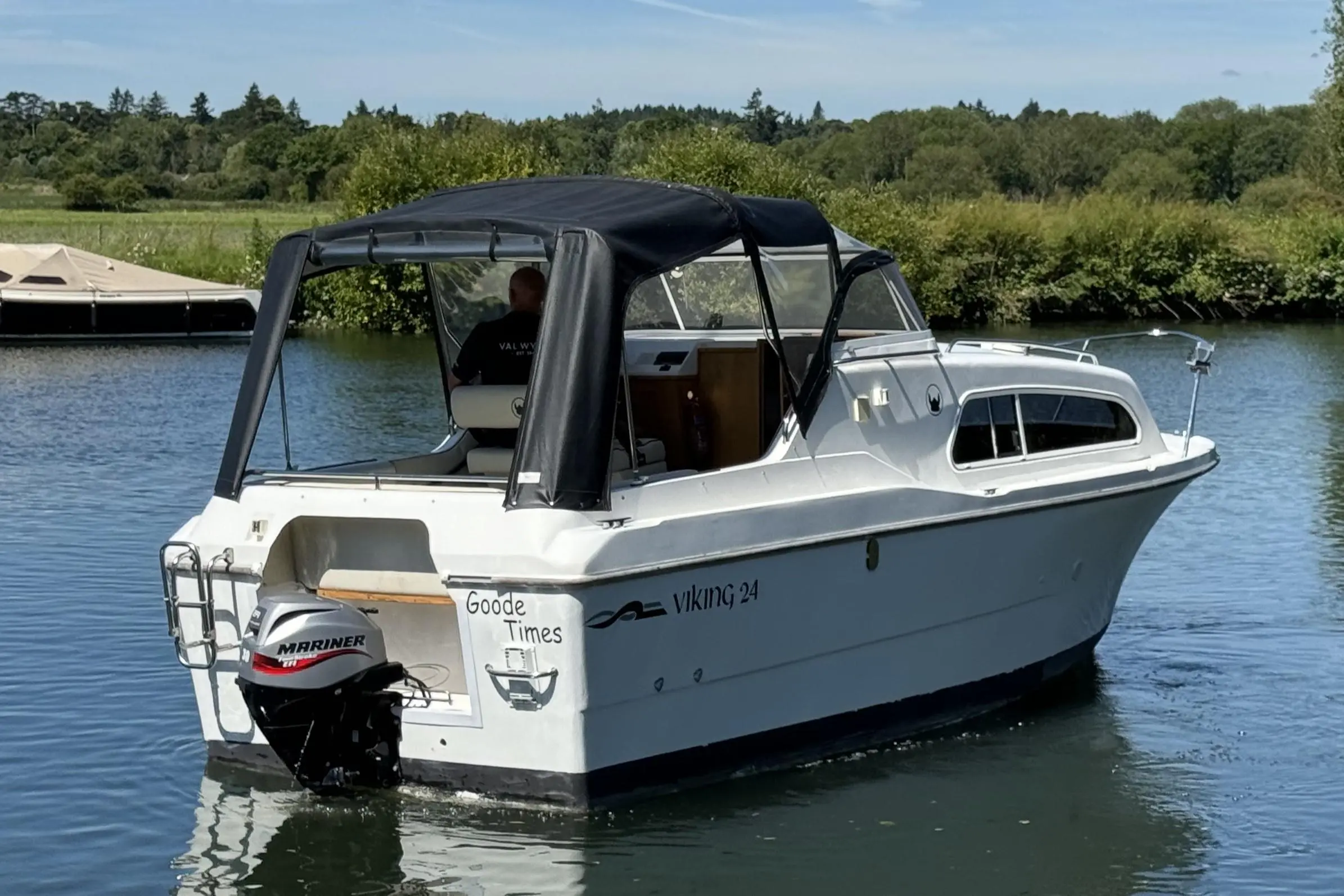 2017 Viking 24 cockpit cruiser