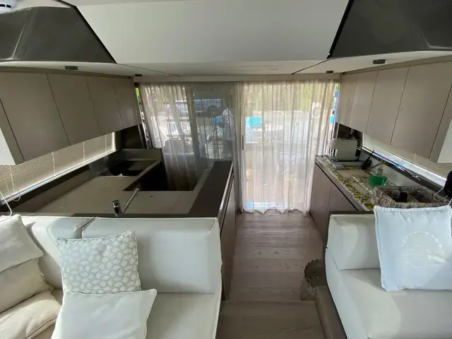 Ferretti Yachts 550