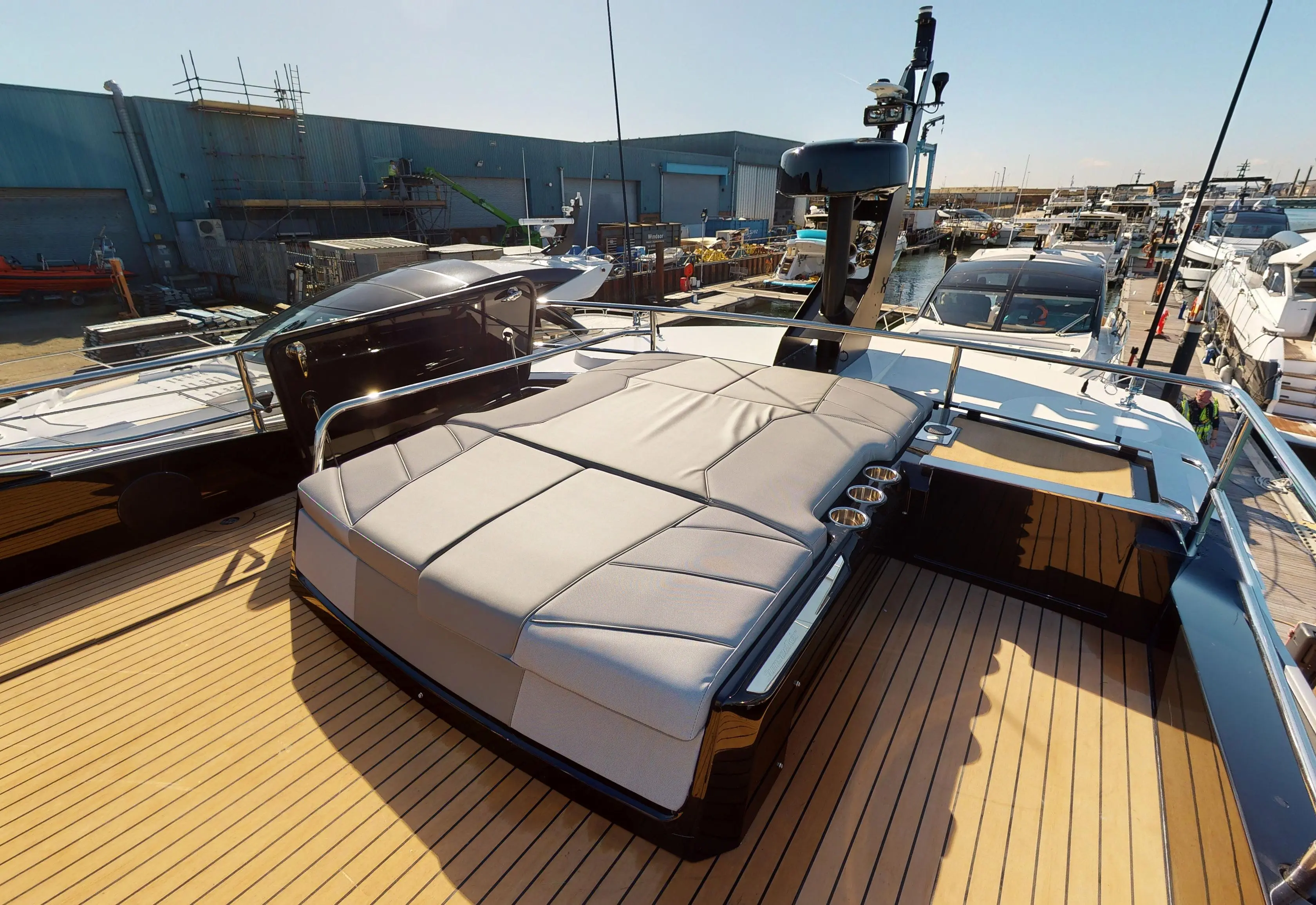 2022 Sunseeker 65 sport yacht