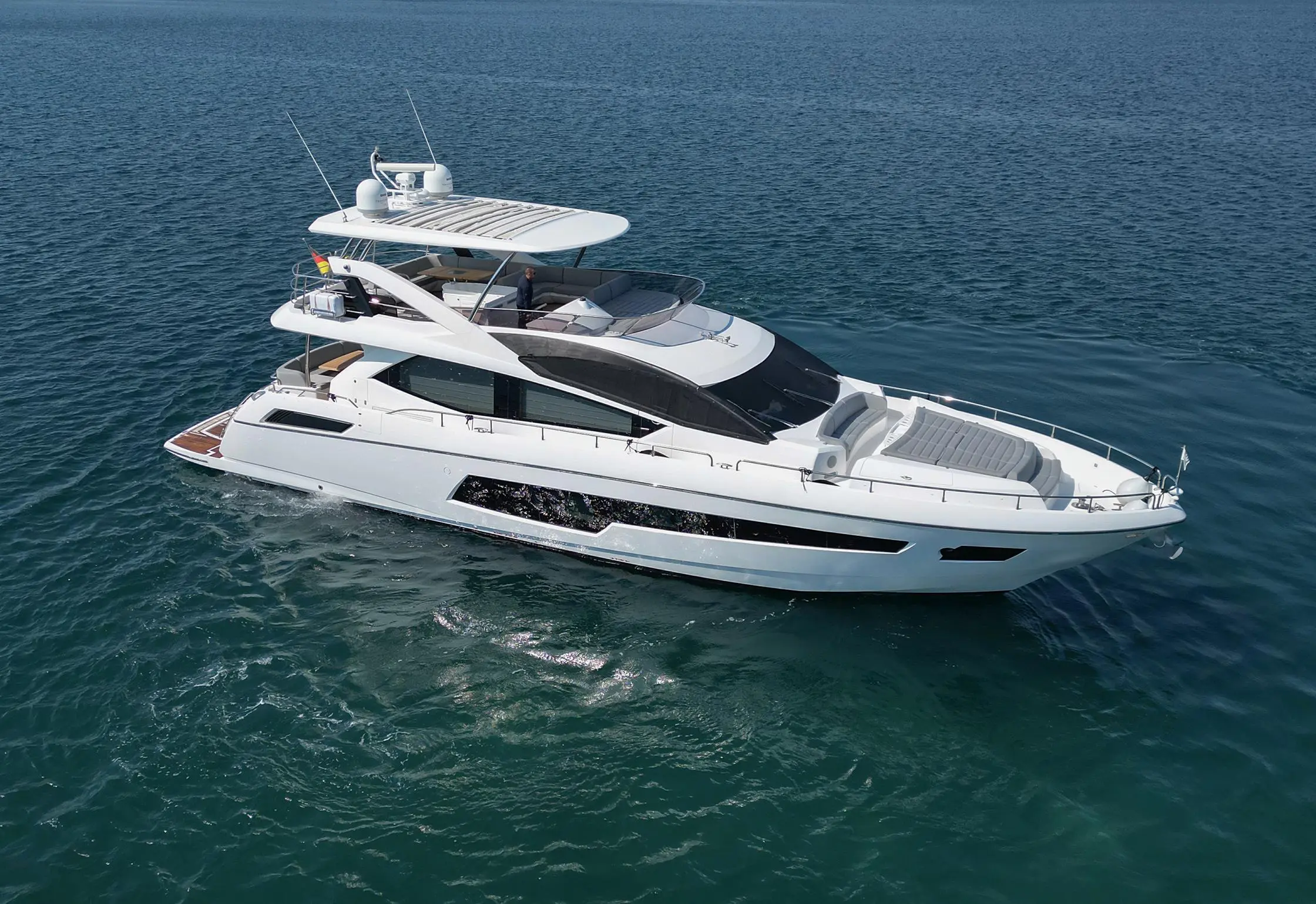 2016 Sunseeker 75 yacht