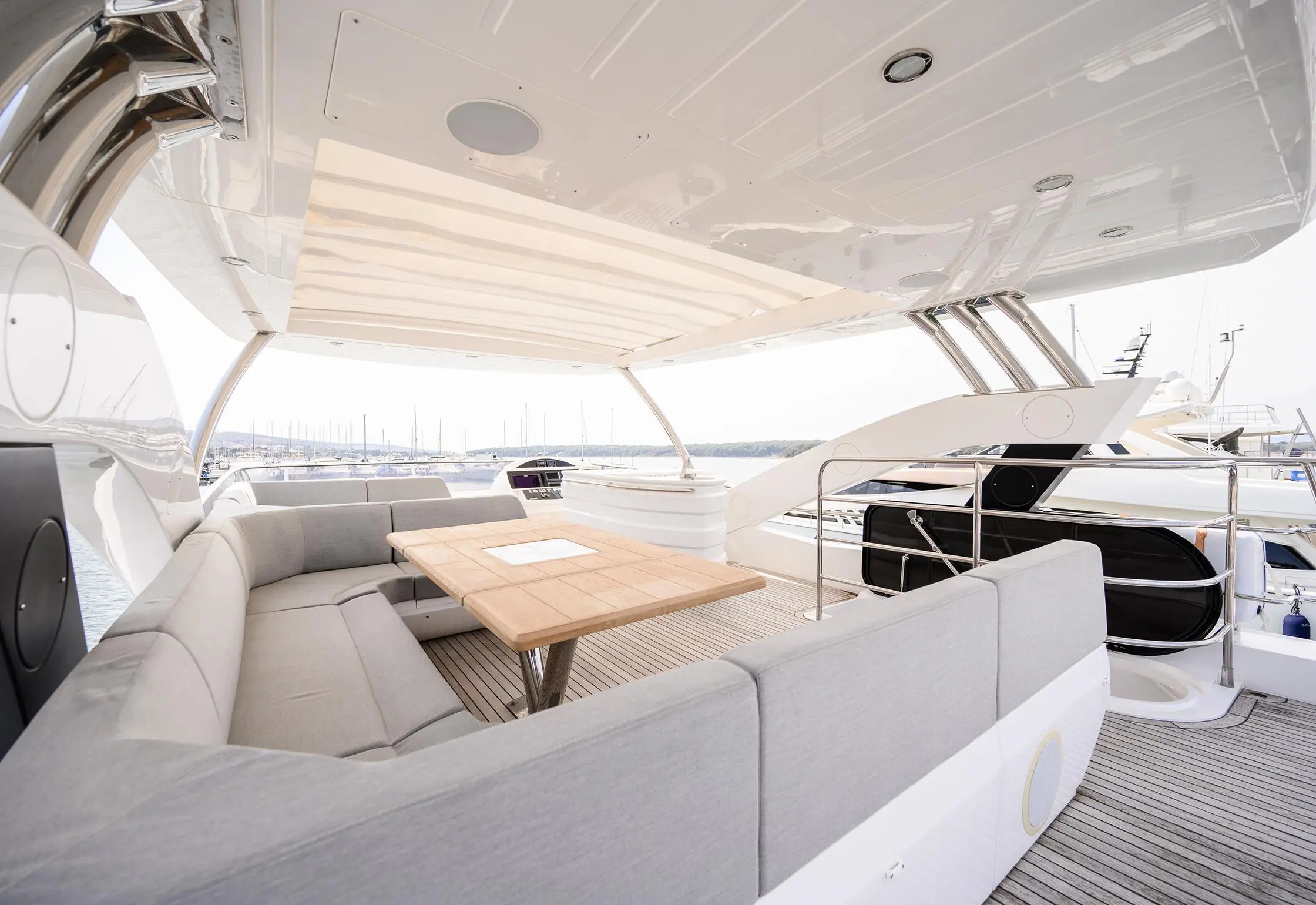 2016 Sunseeker 75 yacht