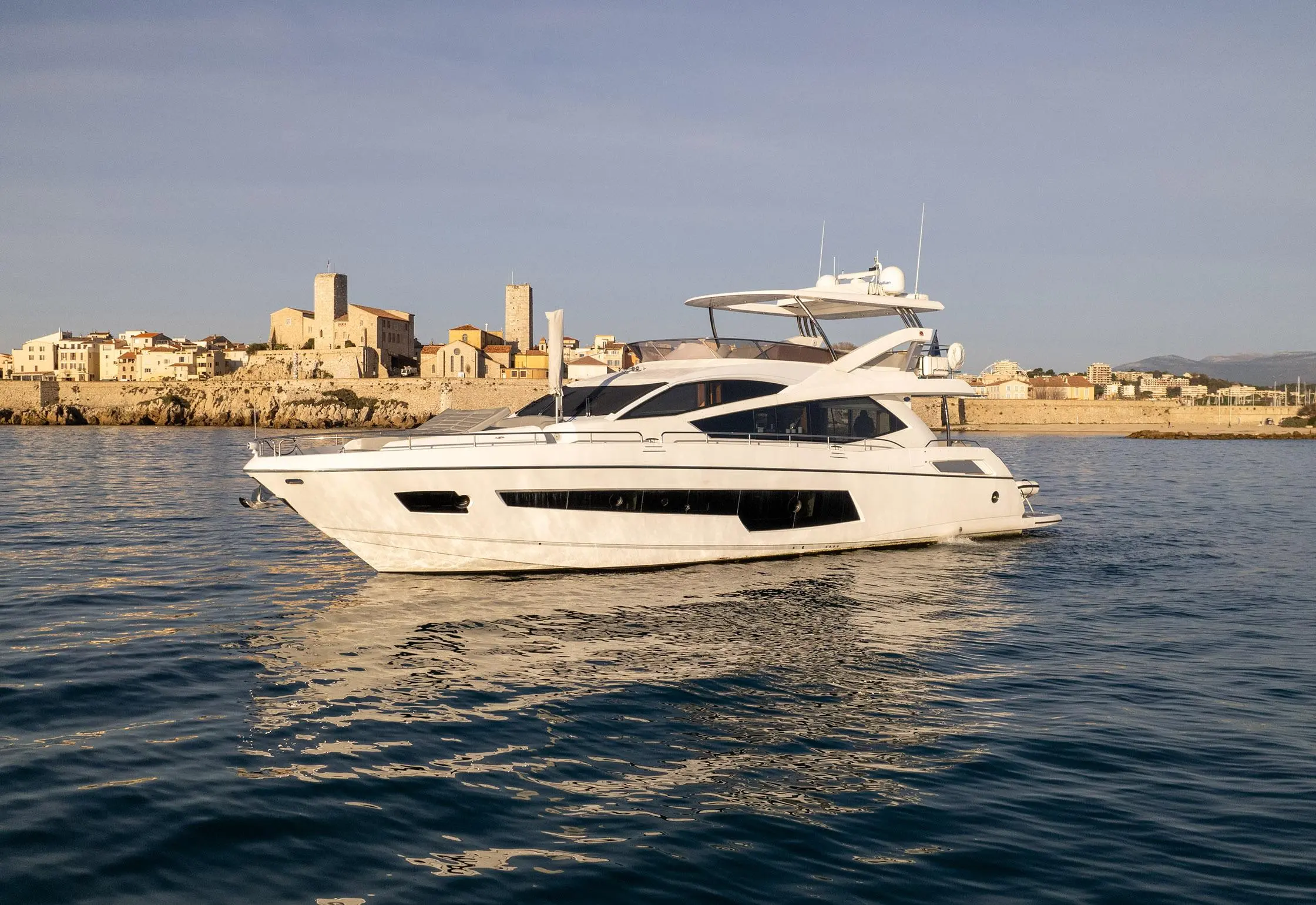 2016 Sunseeker 75 yacht