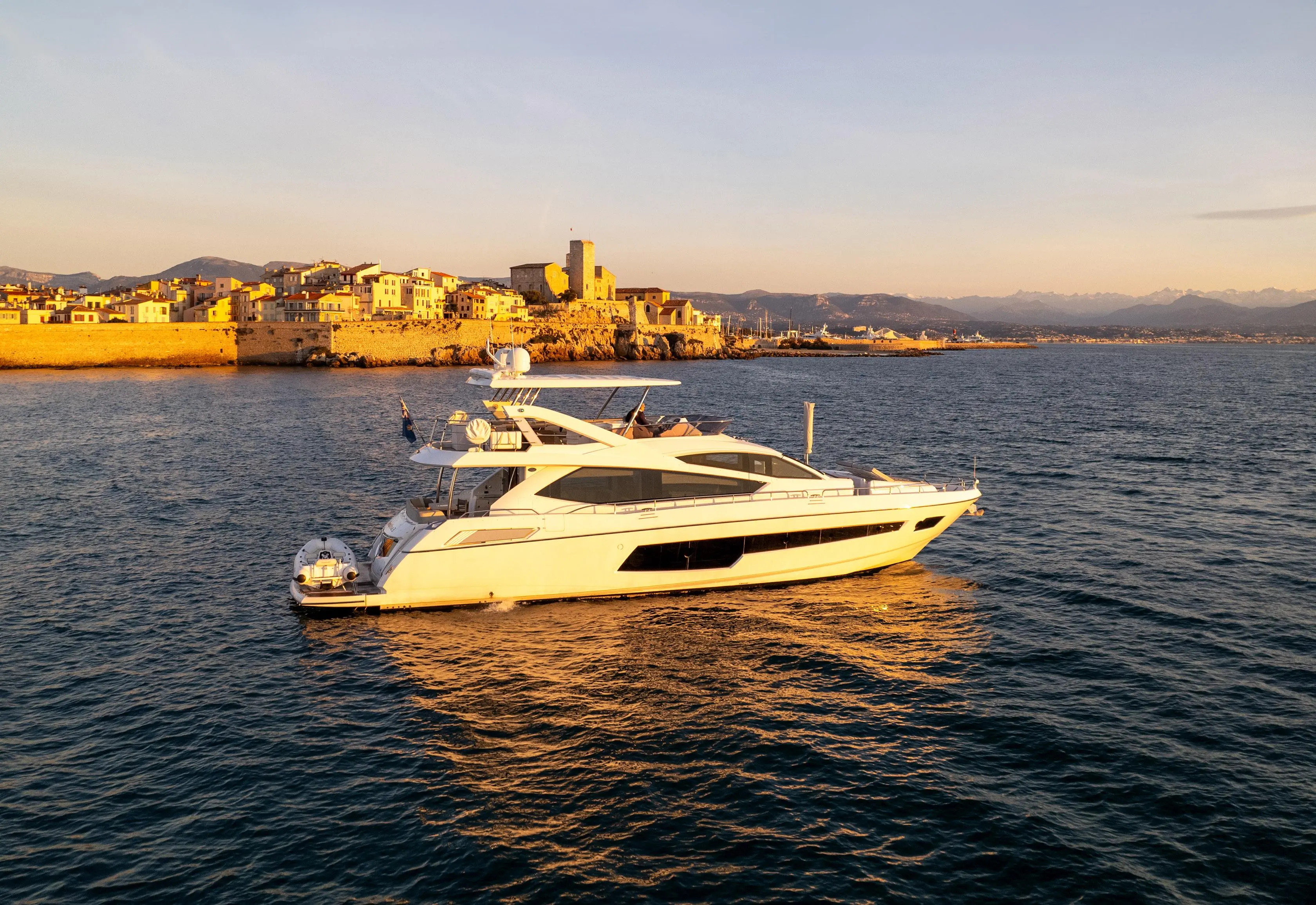 2016 Sunseeker 75 yacht