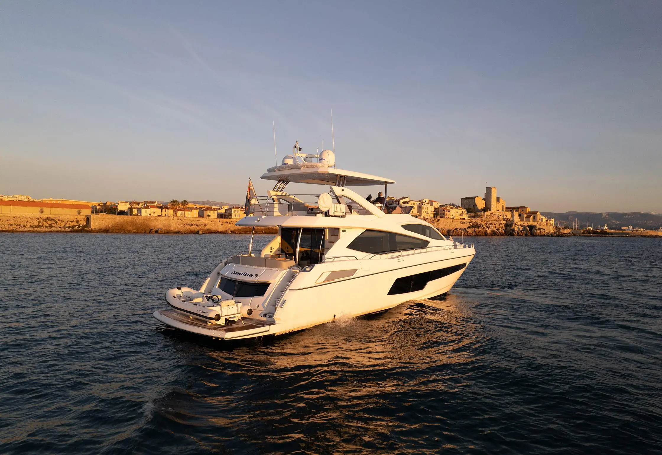 2016 Sunseeker 75 yacht