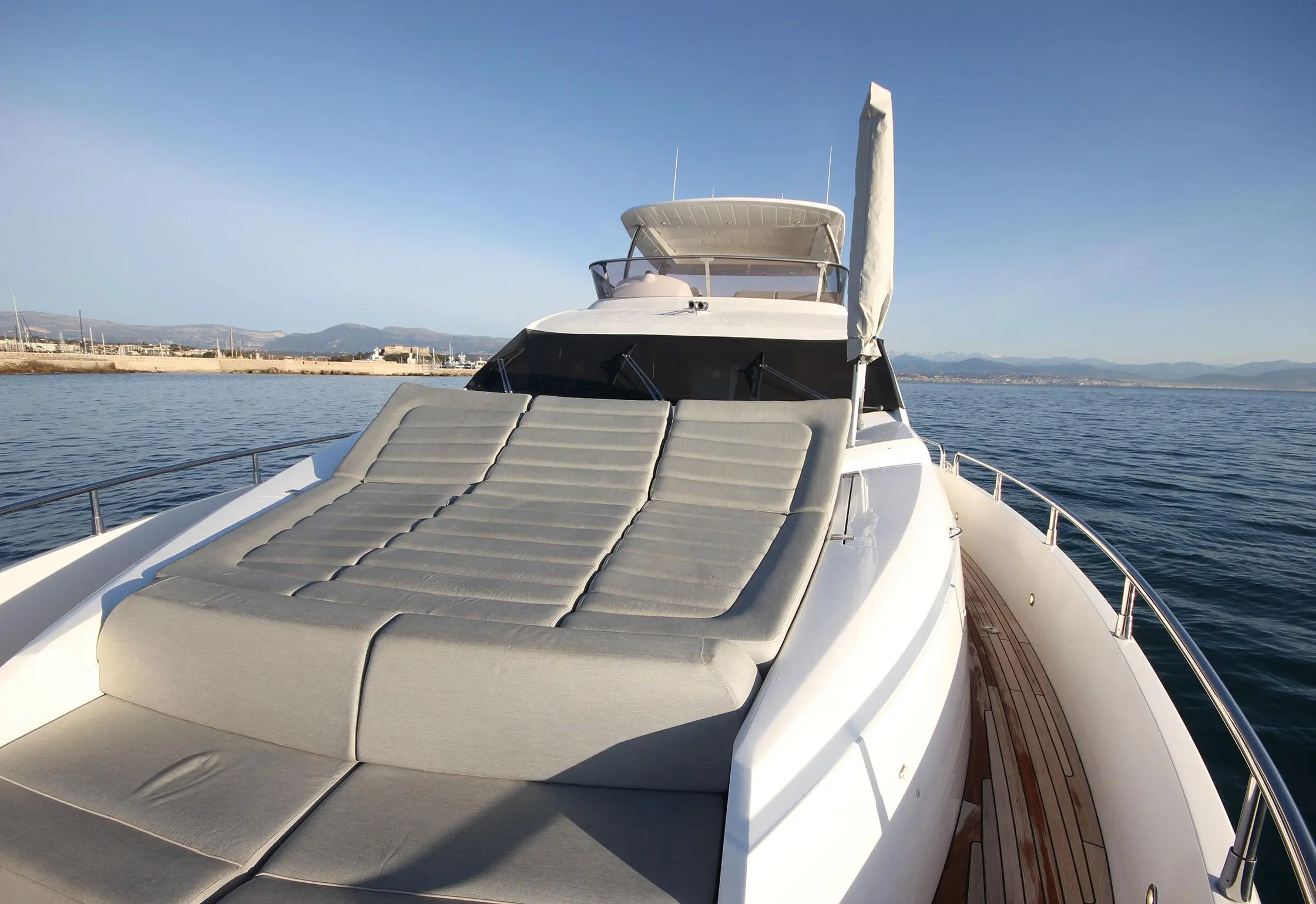 2016 Sunseeker 75 yacht