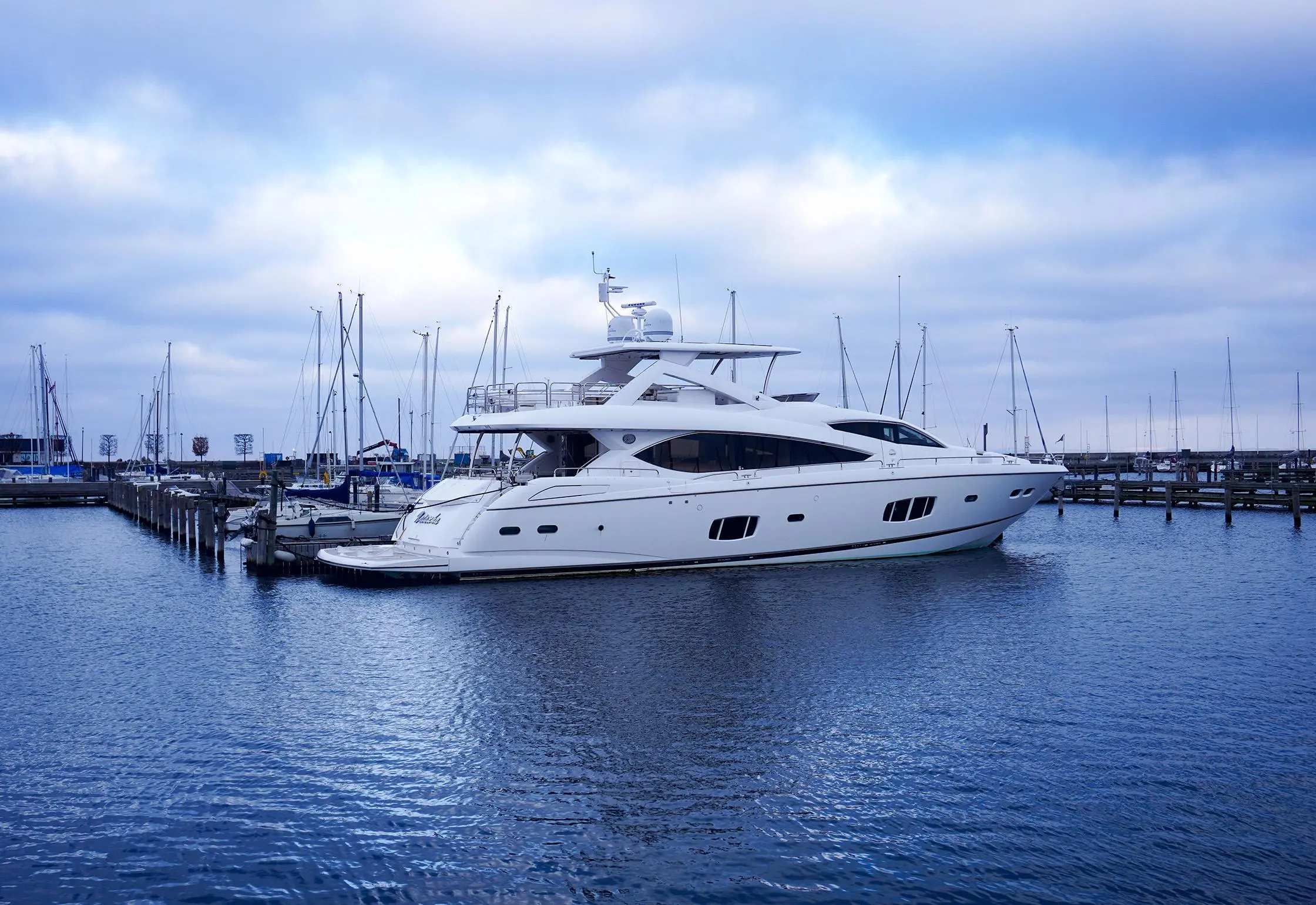 2011 Sunseeker 88 yacht