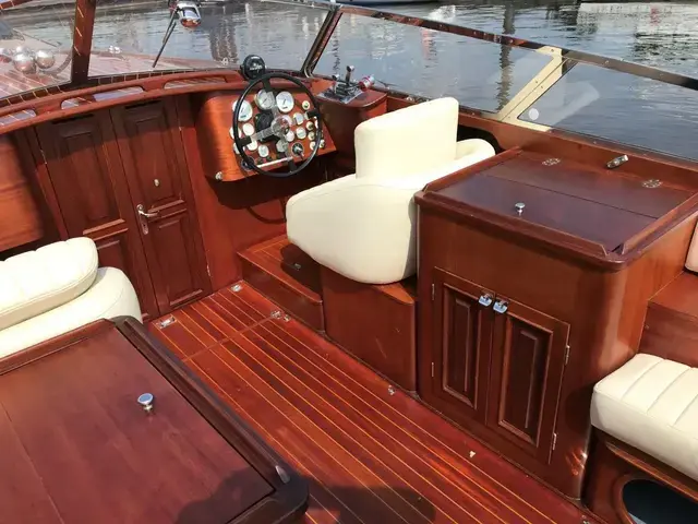 Royal Craft Dolvik 32 Runabout