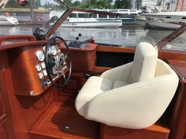 Royal Craft Dolvik 32 Runabout