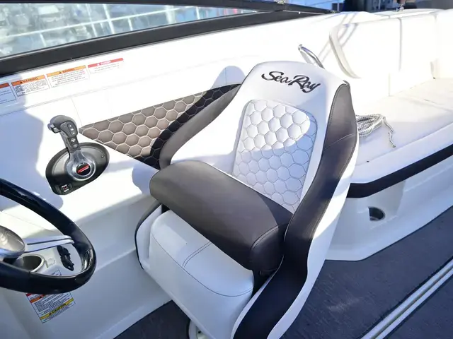 Sea Ray Sun Sport 230