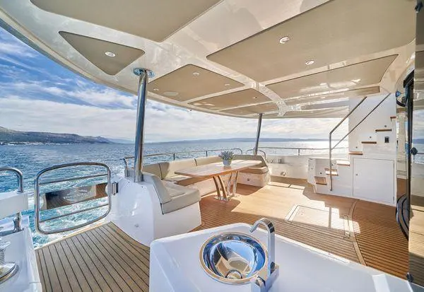 2018 Sunseeker 86 yacht