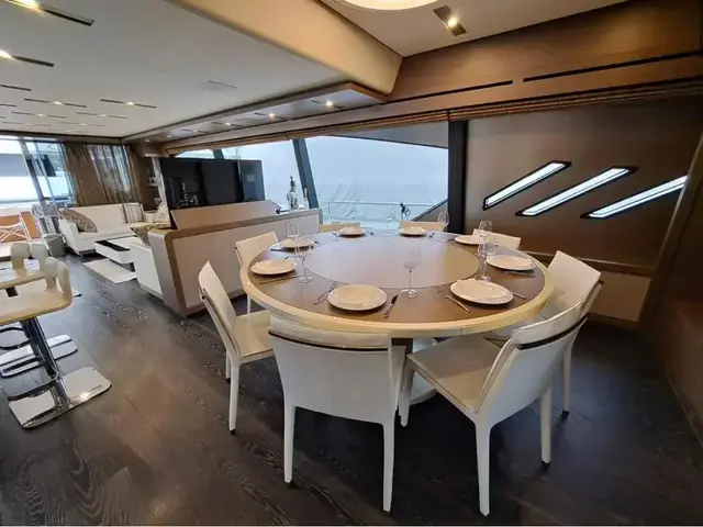 Ferretti Yachts 870