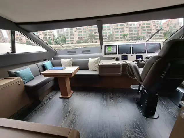 Ferretti Yachts 870