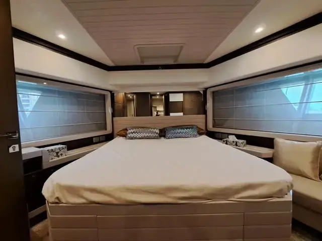 Ferretti Yachts 870