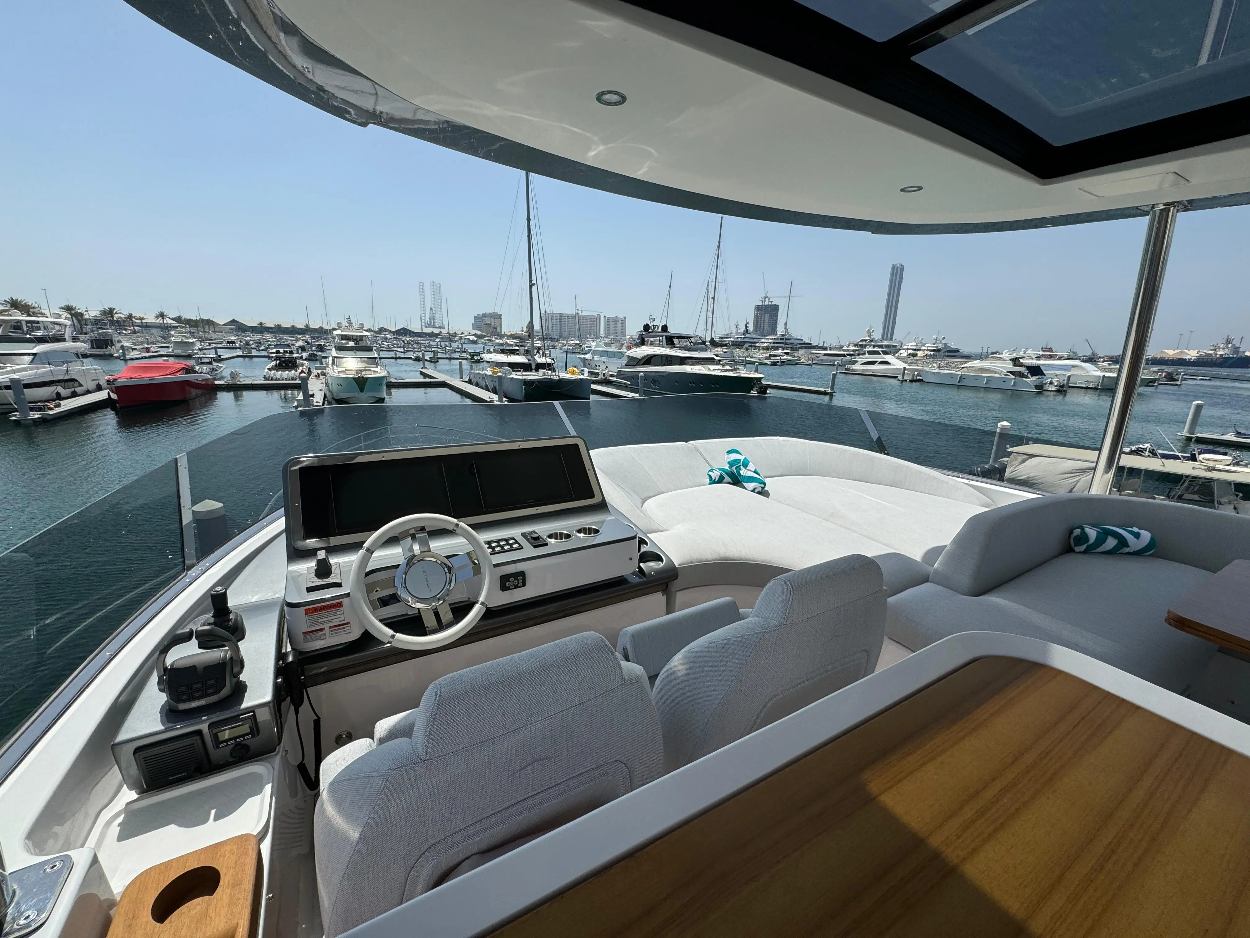 2024 Azimut 78 flybridge