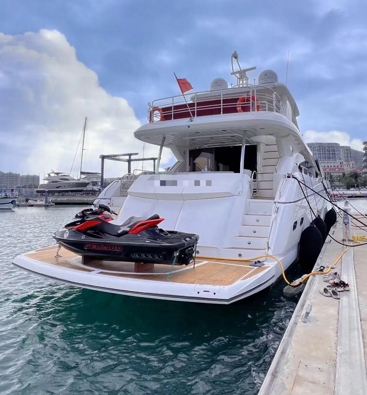 2011 Sunseeker 88 yacht