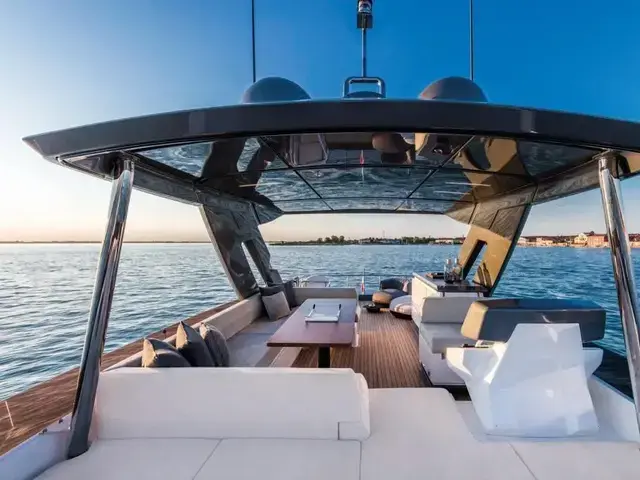 Ferretti Yachts 670