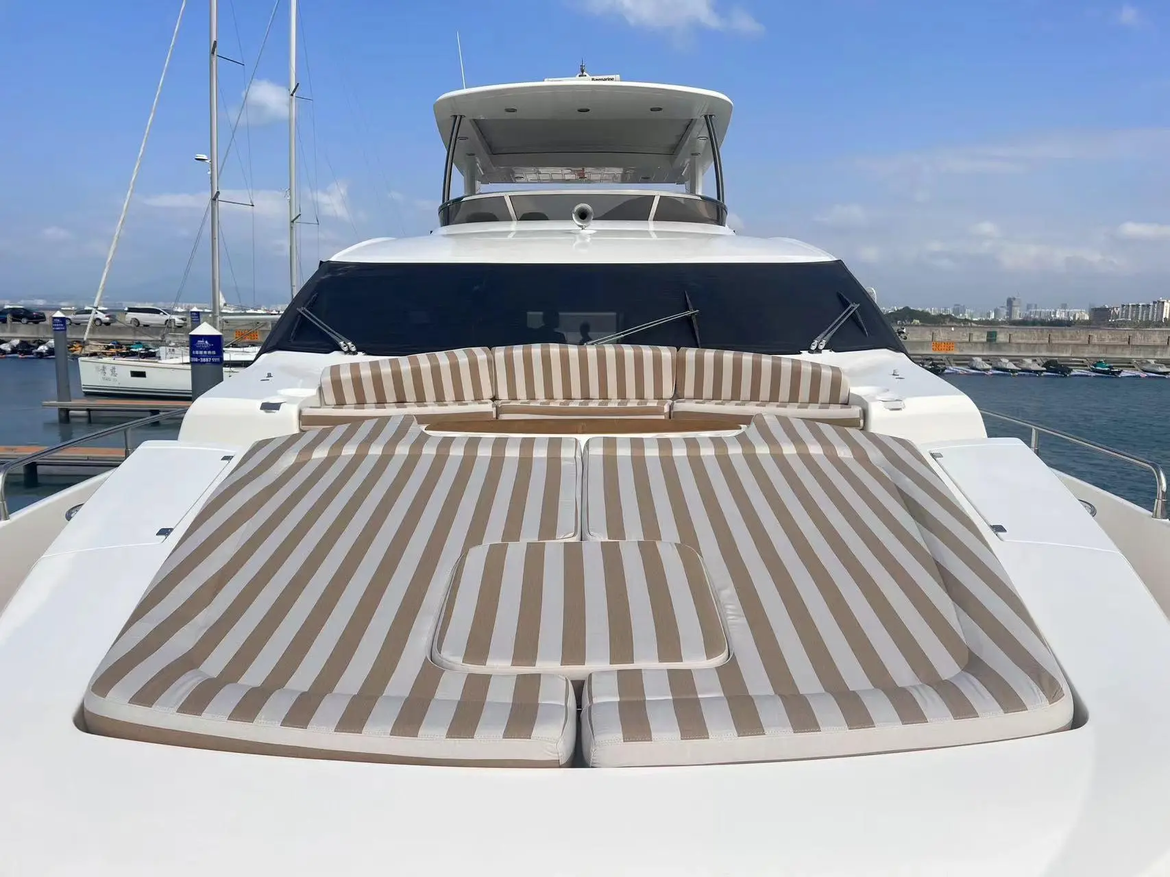 2011 Sunseeker 88 yacht