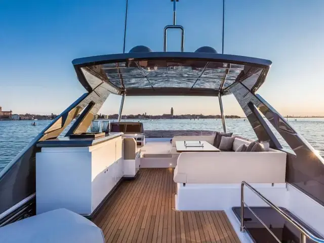 Ferretti Yachts 670