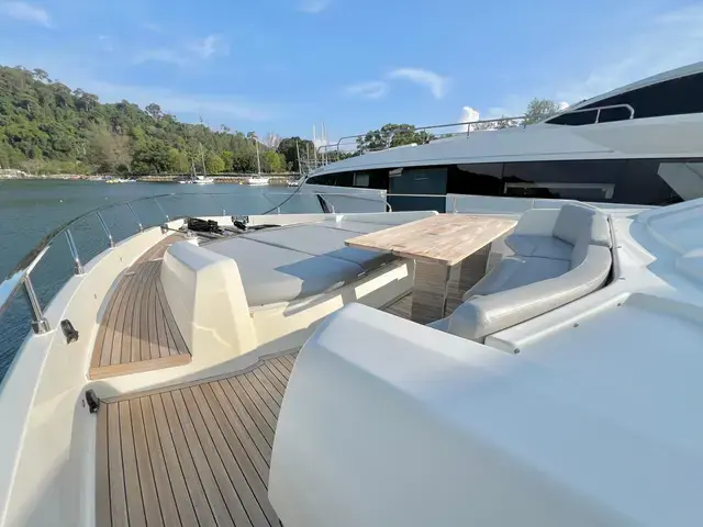 Ferretti Yachts 850