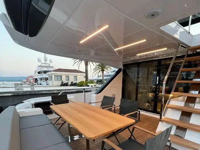 Ferretti Yachts 720