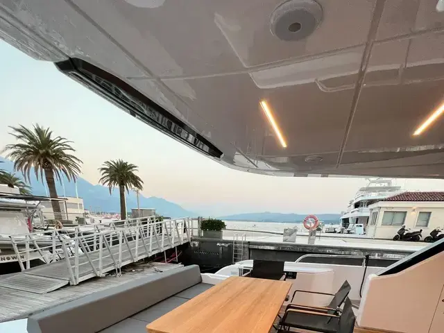 Ferretti Yachts 720