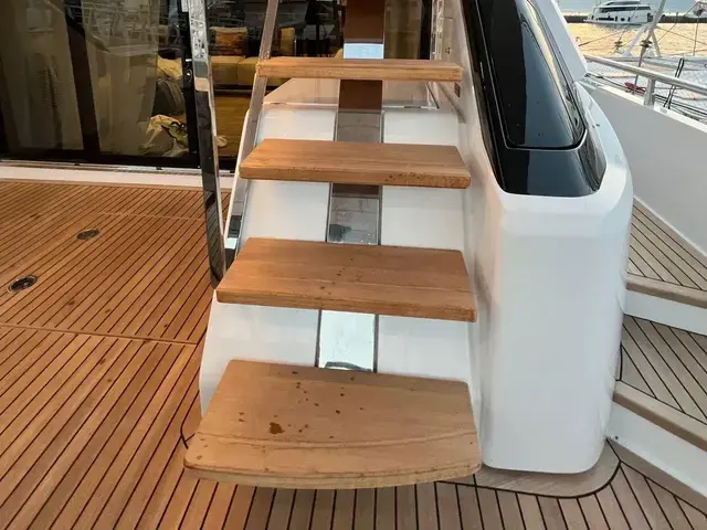 Ferretti Yachts 720