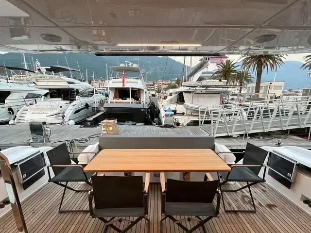 Ferretti Yachts 720